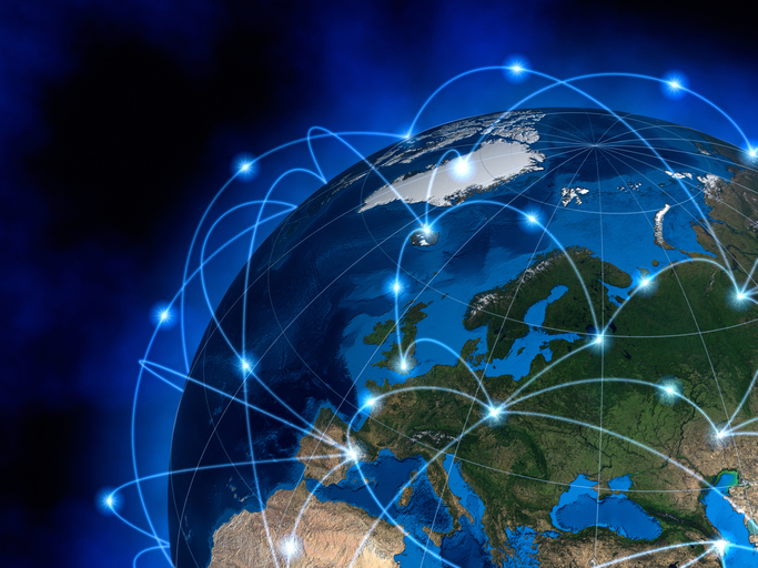 Global communications, Europe Ein computergeneriertes Bild des Planeten Erde, das durch Lichtstrahlen dargestellt wird, die Gebiete mit Landmassen verbinden.